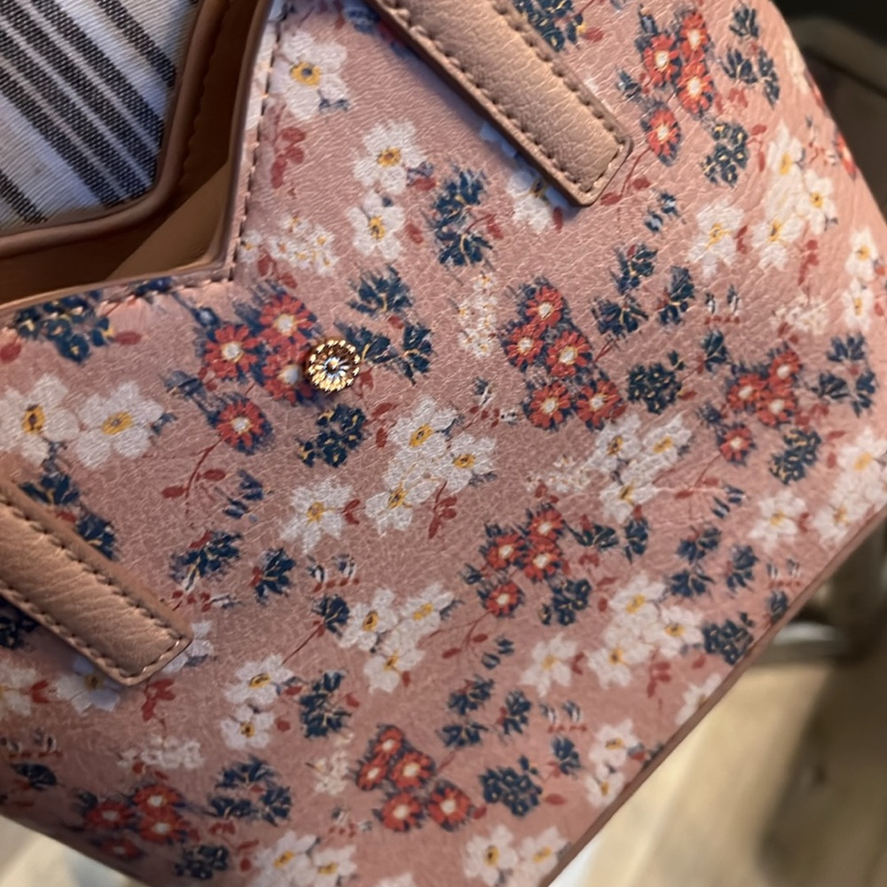 1 hour sale. Like new, Lauren Conrad, floral crossbody purse - Picture 4 of 9